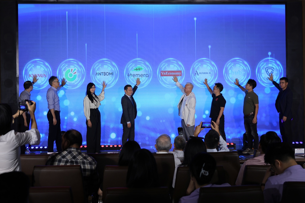 Đại-diện-Head-of-Data-Success-của-Antsomi-cùng-các-đơn-vị-đồng-sáng-lập-thực-hiện-nghi-thức-đặt-tay-ra-mắt-Liên-minh-D.A-Alliance