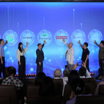 Đại-diện-Head-of-Data-Success-của-Antsomi-cùng-các-đơn-vị-đồng-sáng-lập-thực-hiện-nghi-thức-đặt-tay-ra-mắt-Liên-minh-D.A-Alliance